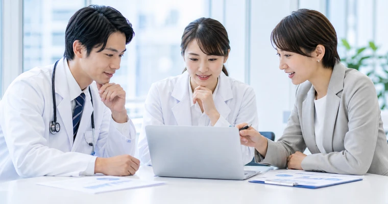 医療関係者と打ち合わせ